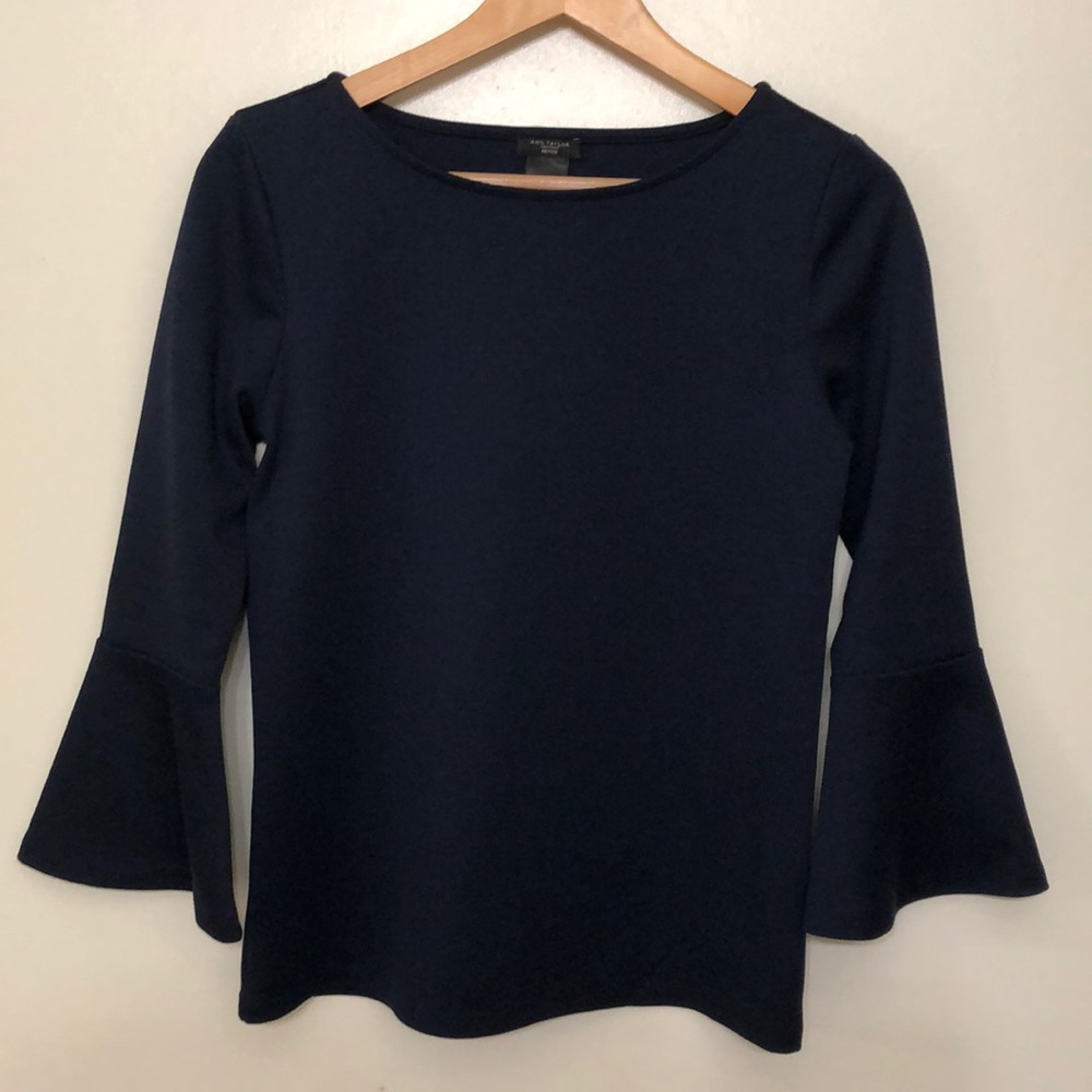 ANN TAYLOR 🌹trendy Navy blouse